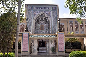 نقش سرو در آثار تاریخی ایران به نمایش درمی‌آید