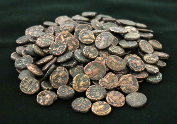 اهدای یکصد سکه نقره و مس به موزه آستان قدس