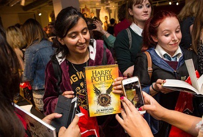 رونق کتابفروشی‌ها با نسخه جدید هری پاتر/ هواداران پاتر پشت در کتاب‌فروشی‌ها صف بستند