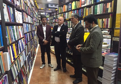 سید عباس صالحی از کتاب‌فروشی 127 ساله در شیراز بازدید کرد