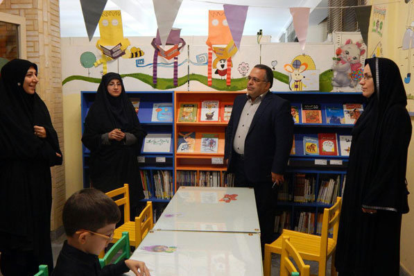 بازدید عضو شورای اسلامی شهر قزوین از کتابخانه عمومی علامه رفیعی 