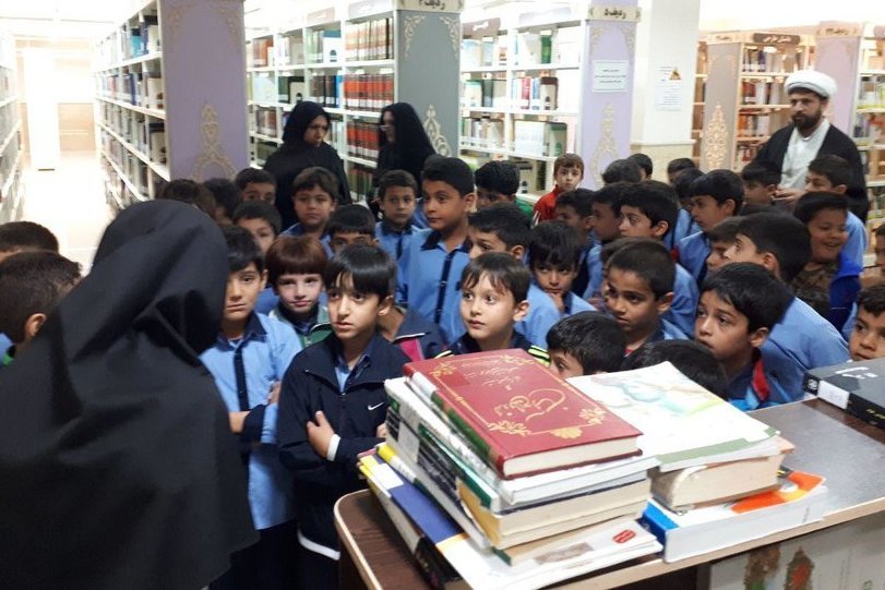  بازدید دانش آموزان دبستان شاهد از کتابخانه مرکزی سمنان