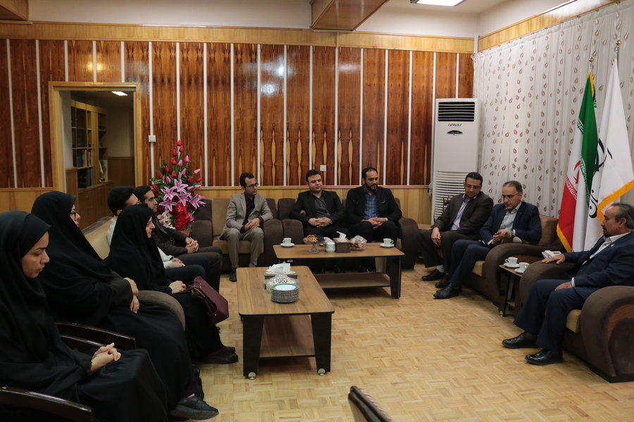 کارکنان اداره کل کتابخانه های عمومی استان سمنان با استاندار دیدار کردند