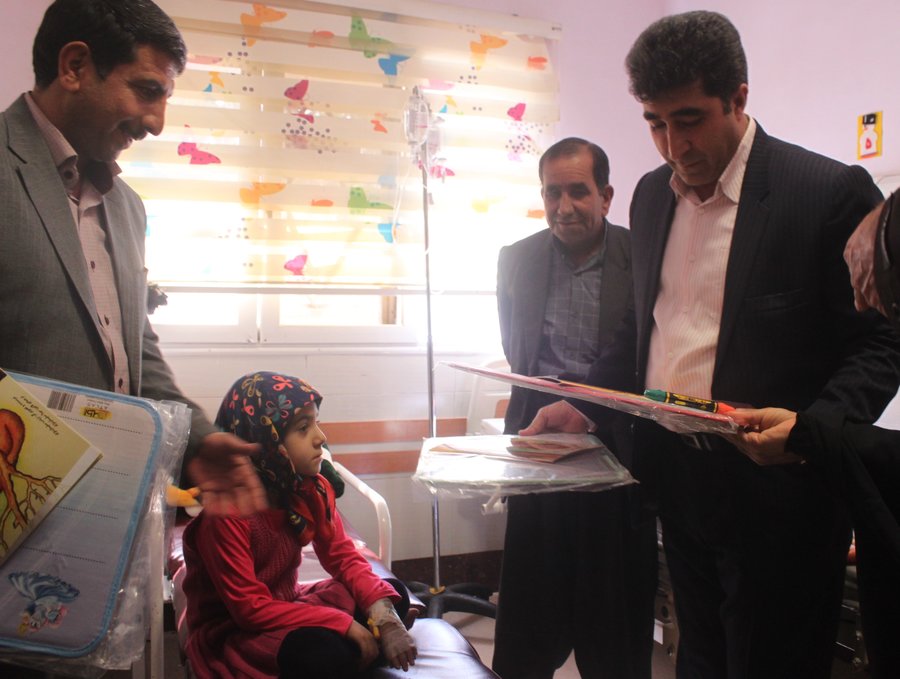 عیادت و سرکشی  مدیرکل کتابخانه های عمومی استان ایلام از کودکان بستری در بیمارستان 