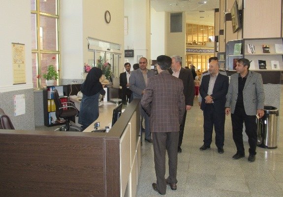 رئیس شورای اسلامی شهر زنجاناز کتابخانه عمومی موسوی بازدید کرد