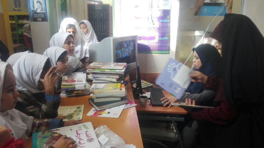 دانش آموزان مدرسه مبارزان اسلام از کتابخانه عمومی سلمان فارسی سمنان بازدید کردند