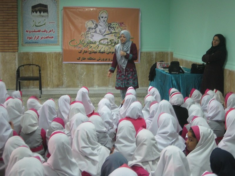 برگزاری مراسم قصه گویی در مدارس خارک استان بوشهر به مناسبت هفته وحدت