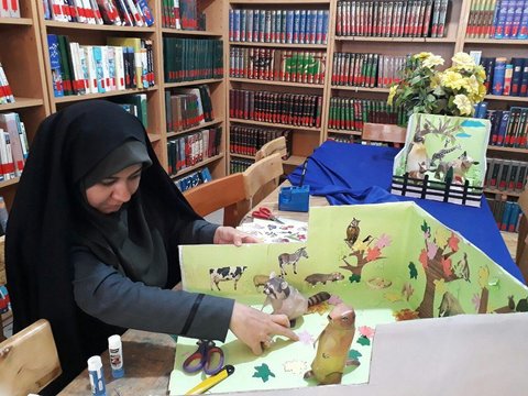 ساخت کاردستی‌های حجمی در بخش کودک کتابخانه شهید بهشتی استان خراسان شمالی