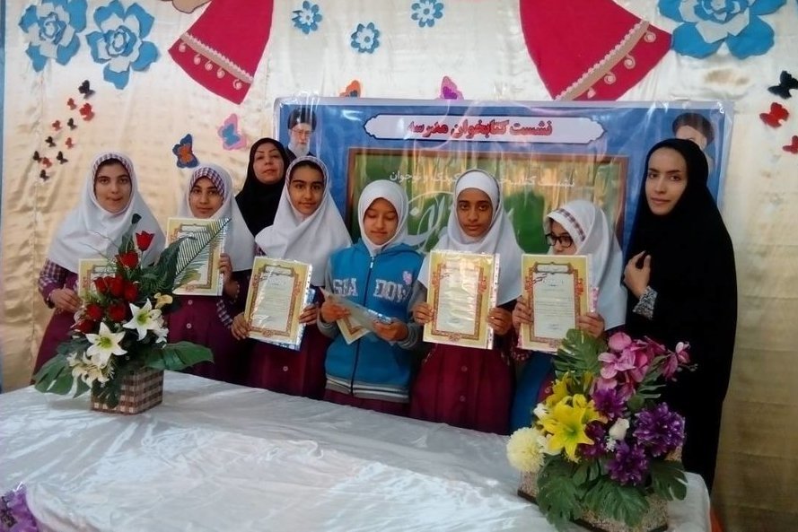 نشست کتاب‌خوان مدرسه‌ای مینوشهر در مدرسه عترت استان خوزستان