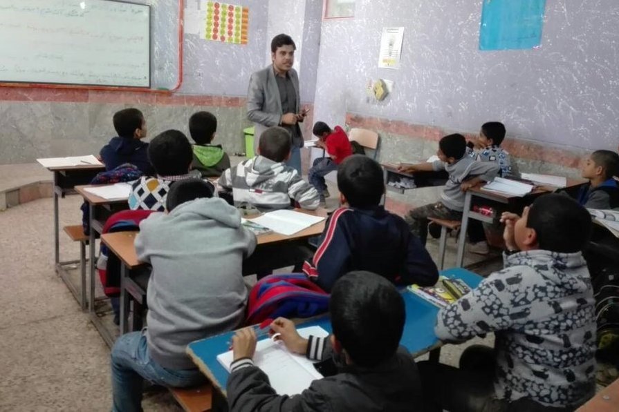 قصه‌گویی و جمع‌خوانی کتاب «من نبودم دستم بود» در مدرسه امام علی (ع) اروند خوزستان