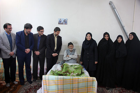 دیدار مدیرکل کتابخانه‌های عمومی استان یزد با پدران شهید کتابخانه‌ساز