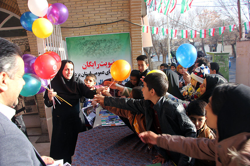 استقبال مردم یزد از غرفه اداره کل کتابخانه‌های استان در راهپیمایی باشکوه ۲۲ بهمن