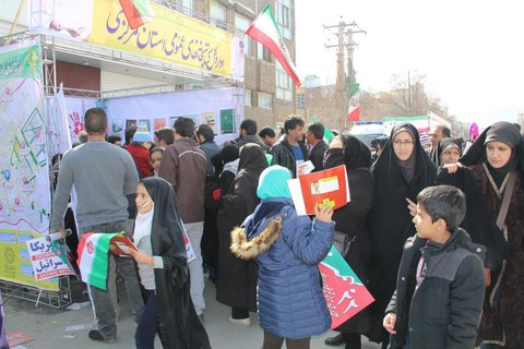 استقبال راهپیمایان ۲۲ بهمن از غرفه کتابخانه‌های عمومی استان مرکزی