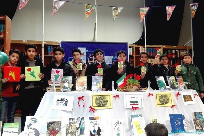 نشست کتاب‌خوان ویژه دهه فجر در کتابخانه عمومی شهید رجایی عجب‌شیر آذربایجان شرقی