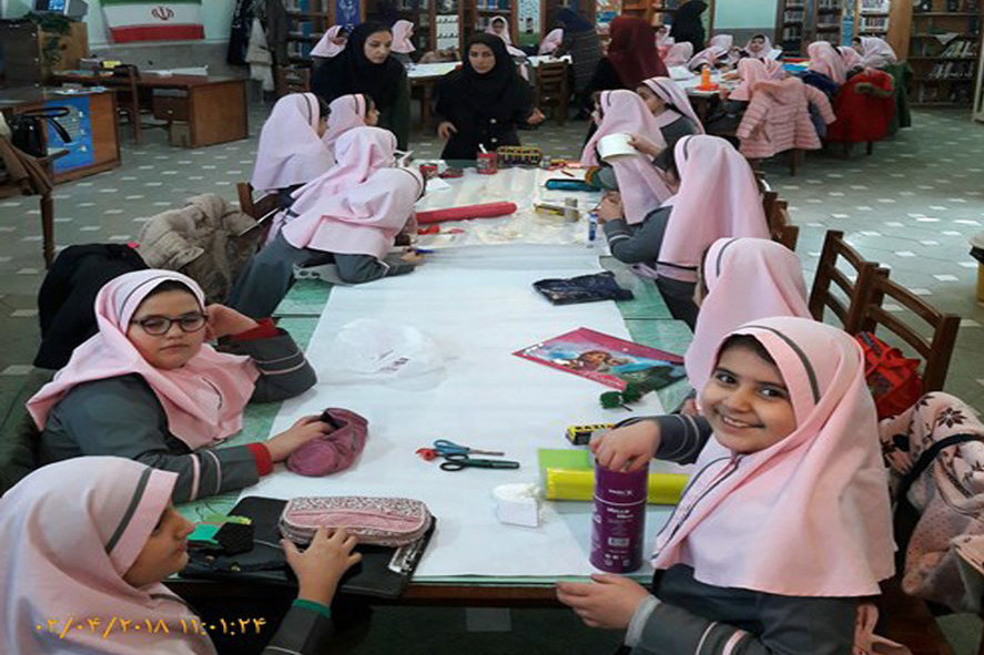 طولانی‌ترین کلاژ کتابخانه‌ای «دهه فجر و انقلاب اسلامی» در ملایر استان همدان ساخته شد
