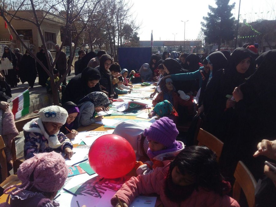 استقبال مردم از غرفه اداره کل کتابخانه‌های عمومی استان سمنان