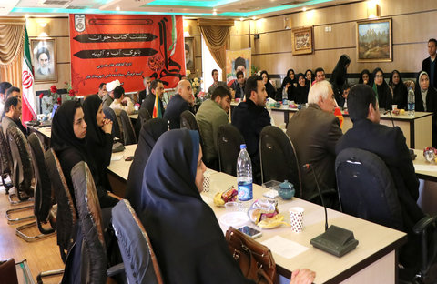 نشست کتاب‌خوان «بانوی آب و آئینه» ویژه روسای ادارات بهار در استان همدان