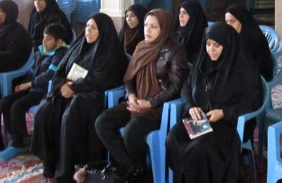 نشست کتاب‌خوان بانوان انقلابی در کانون شکوفه‌های امداد خرمشهر استان خوزستان