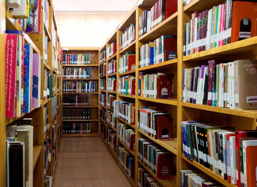 بازدید مدیرکل کتابخانه‌های عمومی کرمان از کتابخانه‌های ارزوئیه، بافت و رابر