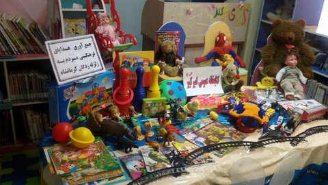 اهدای کتاب و اسباب‌بازی توسط البرزی ها به کودکان زلزله‌زده کرمانشاهی