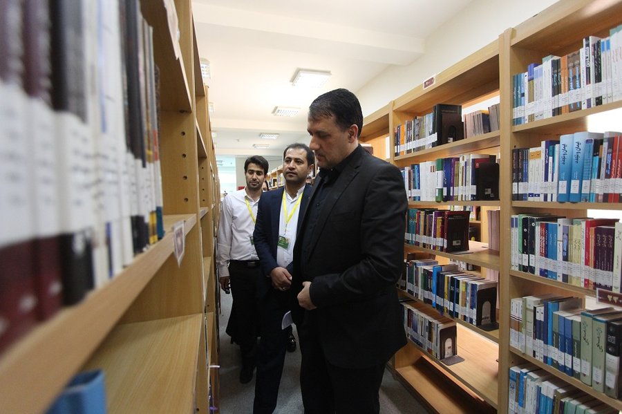 شرکت نماینده مردم اهواز استان خوزستان در کتابخانه گردی