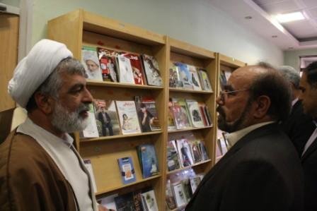 شرکت امام جمعه موقت زاهدان در کتابخانه گردی