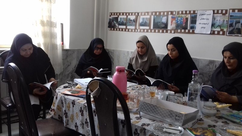 نشست‌ کتاب‌خوان ویژه معلمان در کتابخانه عمومی شهید فهمیده سمنان