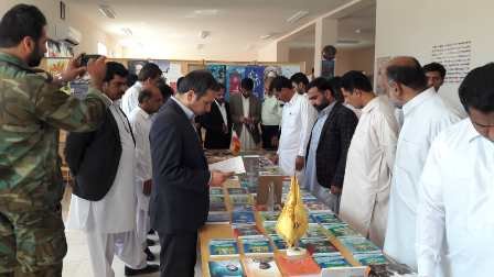 نمایشگاه کتاب دفاع مقدس در کتابخانه عمومی عتره النبی مهرستان سیستان و بلوچستان