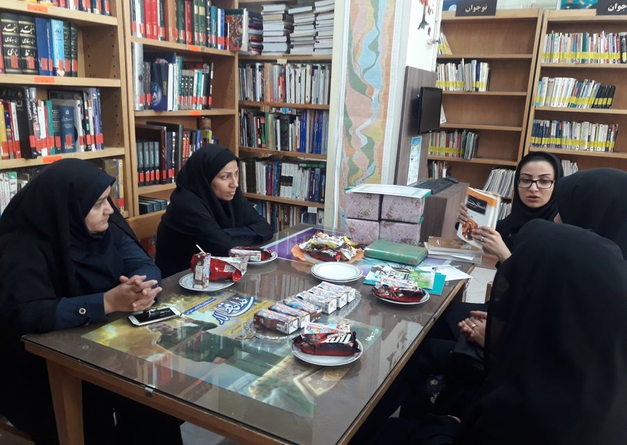 نشست تخصصی کتاب‌خوان در کتابخانه عمومی آیت الله فیض سرخه ای در سمنان برگزارشد