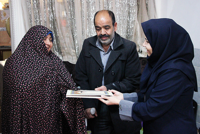 مدیرکل کتابخانه‌های عمومی یزد از همسر دو جانباز دفاع مقدس تجلیل کرد