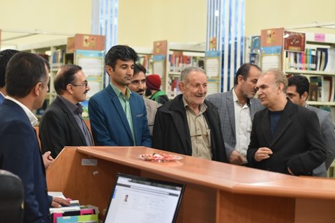 بازدید احد ده بزرگی از کتابخانه عمومی آیت الله ملک حسینی یاسوج استان کهگیلویه و بویراحمد
