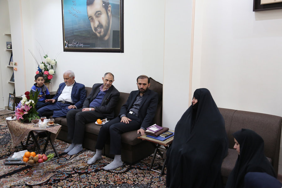 دیدار مدیرکل کتابخانه های عمومی استان تهران با خانواده اولین شهید مدافع حرم