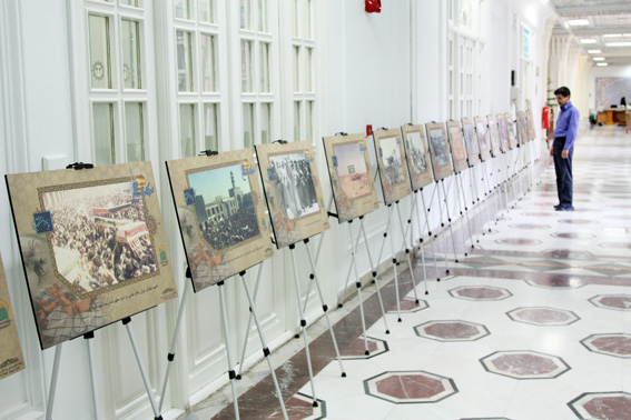نمایشگاه عکس‌ها و کتاب‌های دفاع مقدّس در کتابخانۀ آستان قدس  