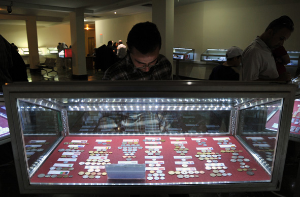 اهدای سکه های دو هزار ساله، به موزه آستان قدس 