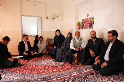 ادای احترام مدیرکل کتابخانه‌های یزد به مقام شهیدان