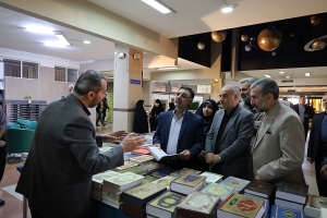 نمایشگاه فروش کتب علوم قرآنی در کتابخانه مرکزی آذربایجان‌غربی افتتاح شد