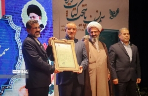 تندیس «پایتخت کتاب ایران» به استاندار سمنان اعطا شد