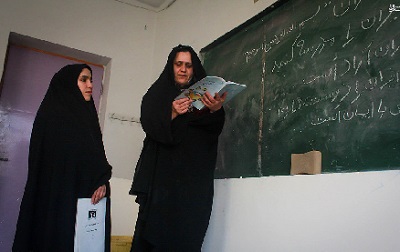 نمایشگاه موضوعی روز نهضت و سواد آموزی در کتابخانه حسینیه ارشاد