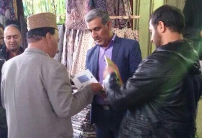 توزیع کتاب درمیان کسبه بازار در زابل سیستان و بلوچستان توزیع کتاب درمیان کسبه بازار در زابل سیستان و بلوچستان