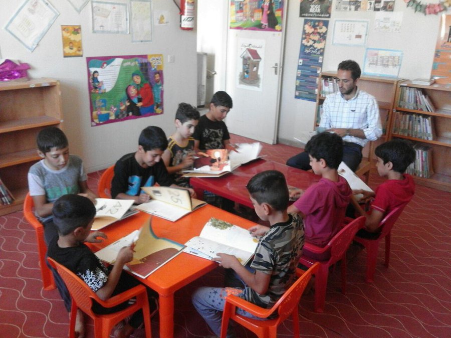 «شاهنامه خوانی» کودکان در کتابخانه توحید روستای اناج استان مرکزی