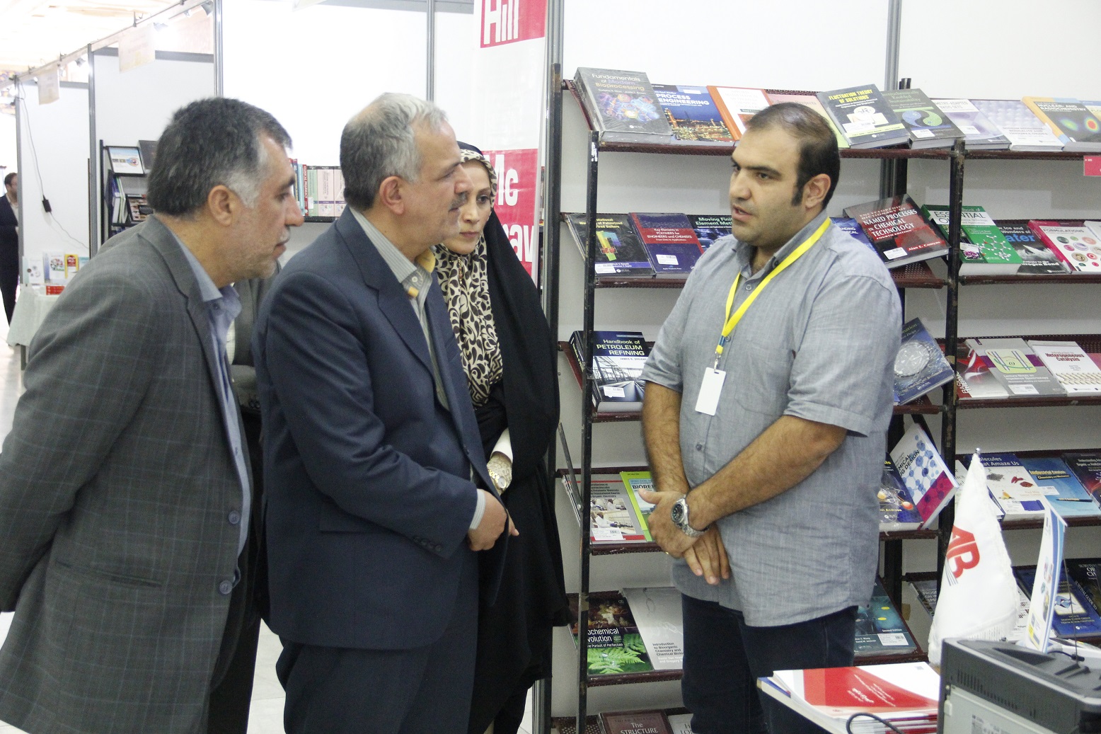 بازدید حسین پور از دومین نمایشگاه کتاب‌های تخصصی علوم دارویی و پزشکی