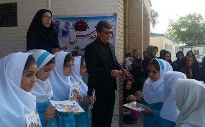 اهدای کتاب به دانش آموزان مدرسه ابتدایی «عبادت» روستای پشت قلعه