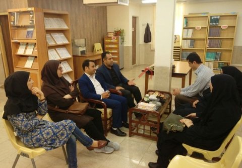 تجلیل از کتابدار بخش نابینایان کتابخانه شهید مصطفی خمینی اسلامشهر