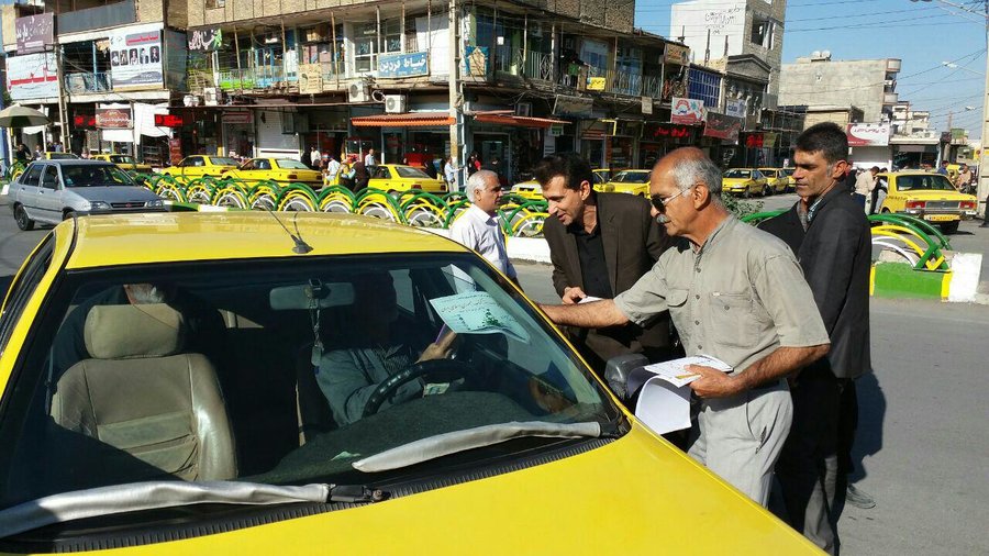 اهدای کتاب به رانندگان تاکسی ایذه استان خوزستان