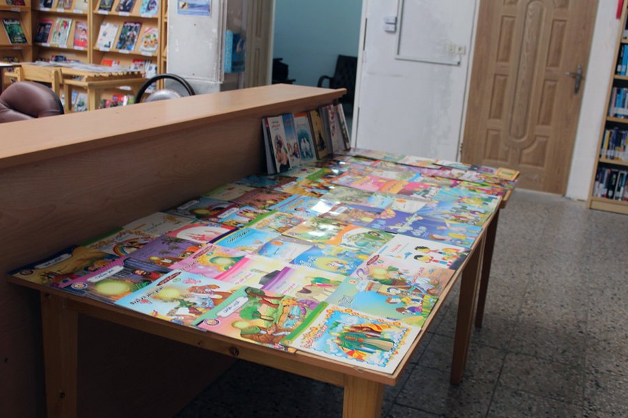 اهدای کتاب کودک توسط کتابدار مهریزی به کتابخانه محل خدمت خود
