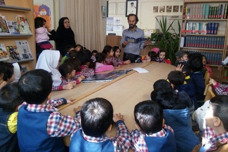 نشست شعرخوانی برای اعضای کودک کتابخانه عمومی امام رضا (ع) بجنورد خراسان شمالی
