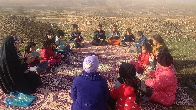 امدادرسانی فرهنگی کتابدار قمی به مناطق زلزله‌زده کرمانشاه