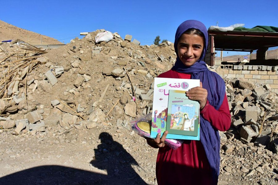 اهدای کتاب به کودکان زلزله‌زده کرمانشاهی توسط همدانی ها