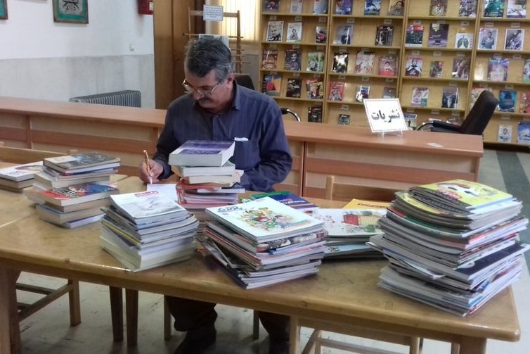 توزیع منظم کتاب‌های خواندنی میان دانش‌آموزان منطقه فاقد کتابخانه سنندج