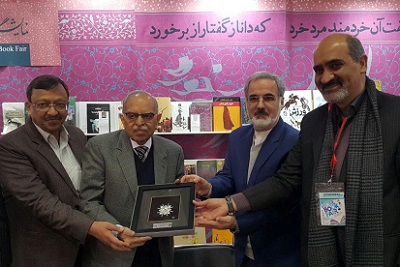 بازدید رئیس اتحادیه ناشران هند از غرفه ایران